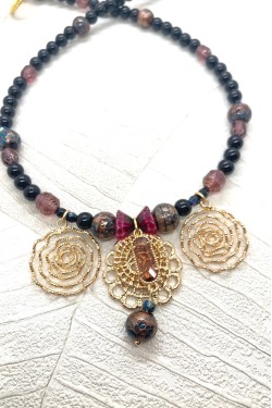 Collier court de fabrication artisanale par la créatrice  Aniki Bijoux