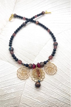 Collier court de fabrication artisanale par la créatrice  Aniki Bijoux