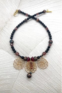 Collier court de fabrication artisanale par la créatrice  Aniki Bijoux