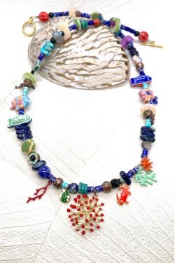 Collier court de fabrication artisanale par la créatrice  Aniki Bijoux