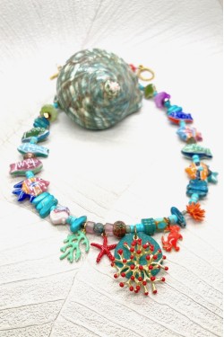 Collier court de fabrication artisanale par la créatrice  Aniki Bijoux