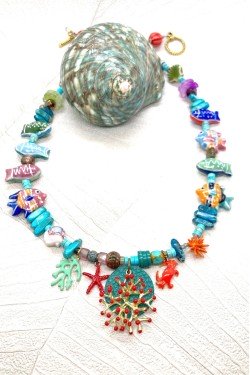 Collier court de fabrication artisanale par la créatrice  Aniki Bijoux