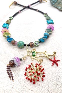 Collier court de fabrication artisanale par la créatrice  Aniki Bijoux