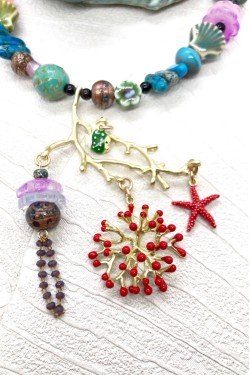 Collier court de fabrication artisanale par la créatrice  Aniki Bijoux