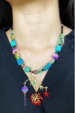 Collier court de fabrication artisanale par la créatrice  Aniki Bijoux