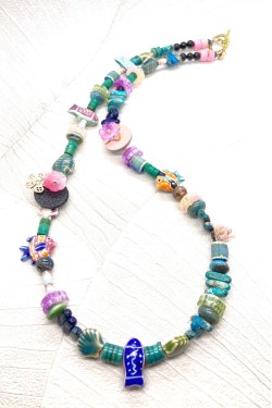 Collier court de fabrication artisanale par la créatrice  Aniki Bijoux