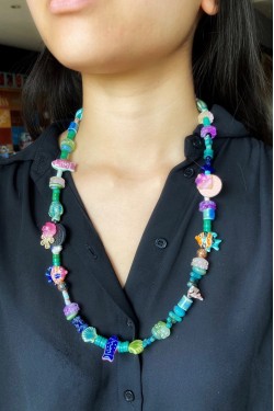 Collier court de fabrication artisanale par la créatrice  Aniki Bijoux