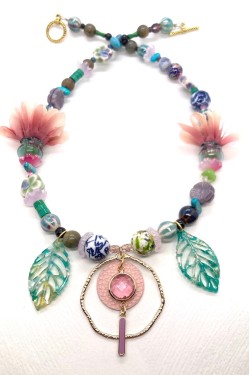 Collier long d'inspiration africaine avec de belles perles sélectionnées par Aniki Bijoux