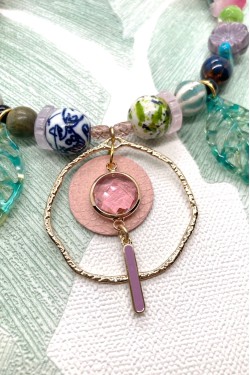 Collier long d'inspiration africaine avec de belles perles sélectionnées par Aniki Bijoux