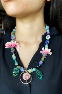 Collier long d'inspiration africaine avec de belles perles sélectionnées par Aniki Bijoux
