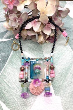 Collier long d'inspiration africaine avec de belles perles sélectionnées par Aniki Bijoux