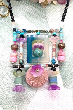 Collier long d'inspiration africaine avec de belles perles sélectionnées par Aniki Bijoux