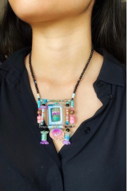 Collier long d'inspiration africaine avec de belles perles sélectionnées par Aniki Bijoux