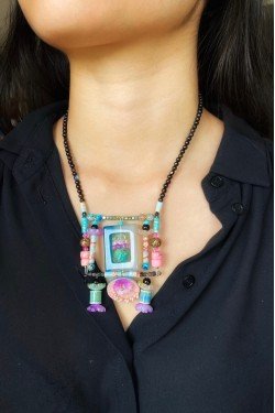 Collier long d'inspiration africaine avec de belles perles sélectionnées par Aniki Bijoux