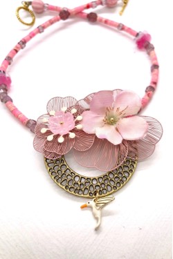 Collier long d'inspiration africaine avec de belles perles sélectionnées par Aniki Bijoux
