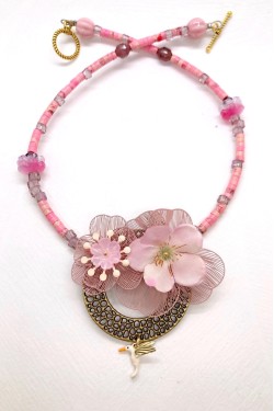 Collier long d'inspiration africaine avec de belles perles sélectionnées par Aniki Bijoux