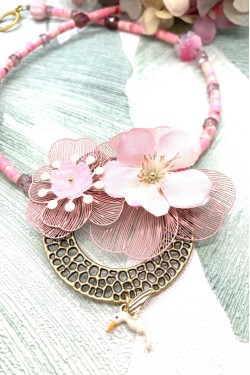 Collier long d'inspiration africaine avec de belles perles sélectionnées par Aniki Bijoux