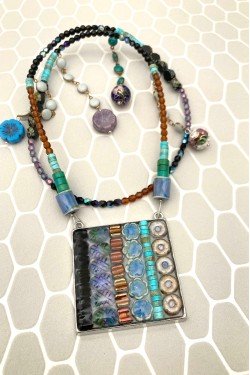 Collier assemblé avec de belles perles tchèque et chinoises création Aniki Bijoux
