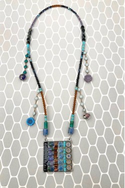 Collier assemblé avec de belles perles tchèque et chinoises création Aniki Bijoux