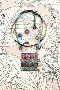 Collier assemblé avec de belles perles tchèque et chinoises création Aniki Bijoux