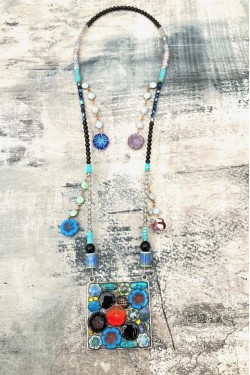 Collier assemblé avec de belles perles tchèque et chinoises création Aniki Bijoux