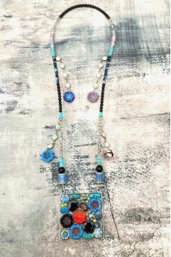 Collier assemblé avec de belles perles tchèque et chinoises création Aniki Bijoux
