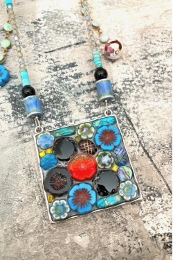 Collier assemblé avec de belles perles tchèque et chinoises création Aniki Bijoux