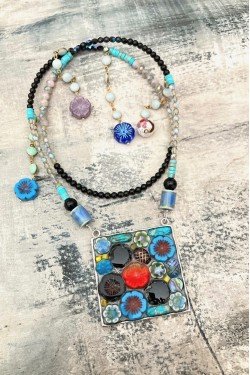 Collier assemblé avec de belles perles tchèque et chinoises création Aniki Bijoux