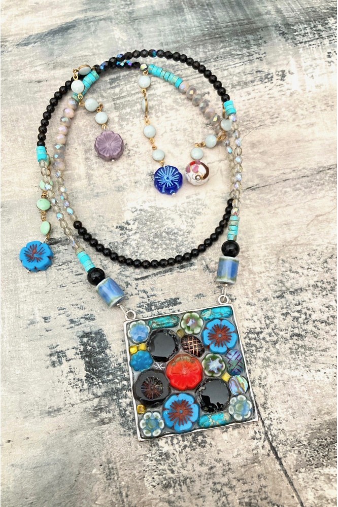 Collier assemblé avec de belles perles tchèque et chinoises création Aniki Bijoux Collier assemblé avec de belles perles tchèque et chinoises création Aniki Bijoux