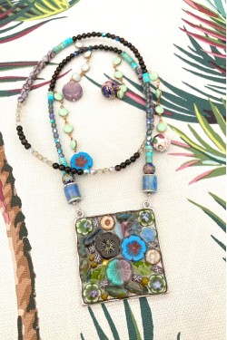 Collier assemblé avec de belles perles tchèque et chinoises création Aniki Bijoux