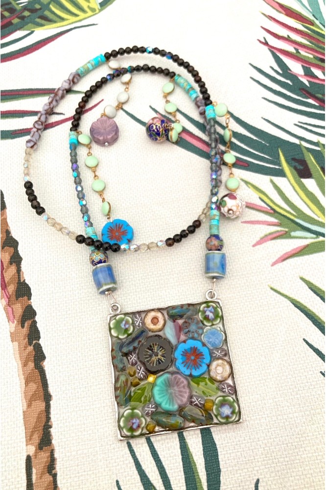 Collier assemblé avec de belles perles tchèque et chinoises création Aniki Bijoux Collier assemblé avec de belles perles tchèque et chinoises création Aniki Bijoux
