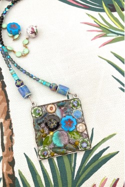 Collier assemblé avec de belles perles tchèque et chinoises création Aniki Bijoux