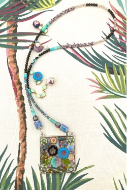 Collier assemblé avec de belles perles tchèque et chinoises création Aniki Bijoux