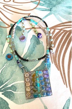 Collier assemblé avec de belles perles tchèque et chinoises création Aniki Bijoux
