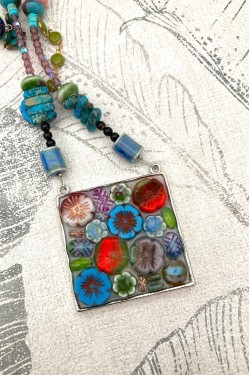 Collier assemblé avec de belles perles tchèque et chinoises création Aniki Bijoux