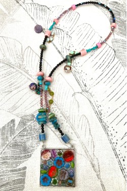 Collier assemblé avec de belles perles tchèque et chinoises création Aniki Bijoux