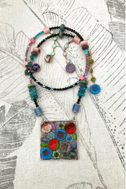 Collier assemblé avec de belles perles tchèque et chinoises création Aniki Bijoux