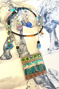 Collier assemblé avec de belles perles tchèque et chinoises création Aniki Bijoux