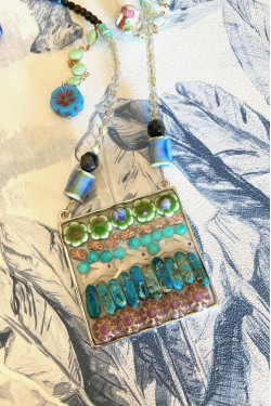 Collier assemblé avec de belles perles tchèque et chinoises création Aniki Bijoux