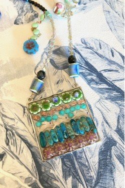 Collier assemblé avec de belles perles tchèque et chinoises création Aniki Bijoux