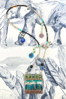 Collier assemblé avec de belles perles tchèque et chinoises création Aniki Bijoux