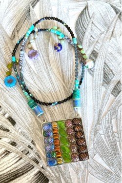 Collier assemblé avec de belles perles tchèque et chinoises création Aniki Bijoux