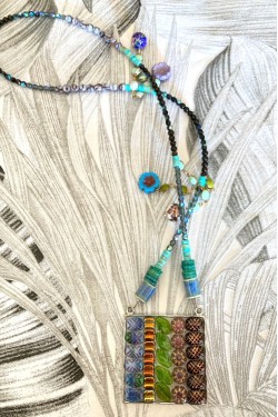 Collier assemblé avec de belles perles tchèque et chinoises création Aniki Bijoux