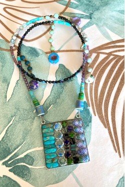 Collier assemblé avec de belles perles tchèque et chinoises création Aniki Bijoux
