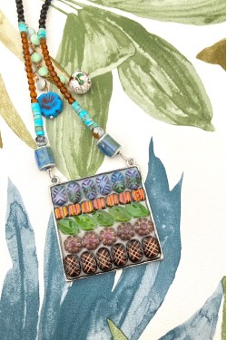 Collier assemblé avec de belles perles tchèque et chinoises création Aniki Bijoux