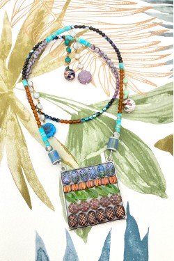 Collier assemblé avec de belles perles tchèque et chinoises création Aniki Bijoux