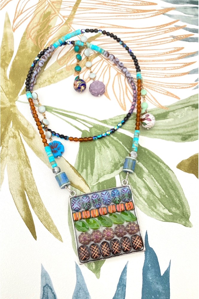 Collier assemblé avec de belles perles tchèque et chinoises création Aniki Bijoux Collier assemblé avec de belles perles tchèque et chinoises création Aniki Bijoux