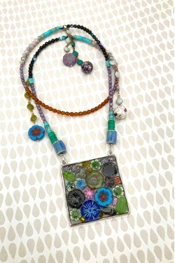 Collier assemblé avec de belles perles tchèque et chinoises création Aniki Bijoux