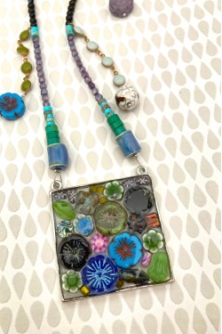Collier assemblé avec de belles perles tchèque et chinoises création Aniki Bijoux