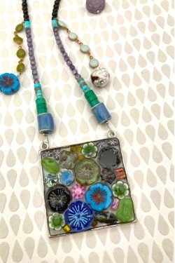 Collier assemblé avec de belles perles tchèque et chinoises création Aniki Bijoux